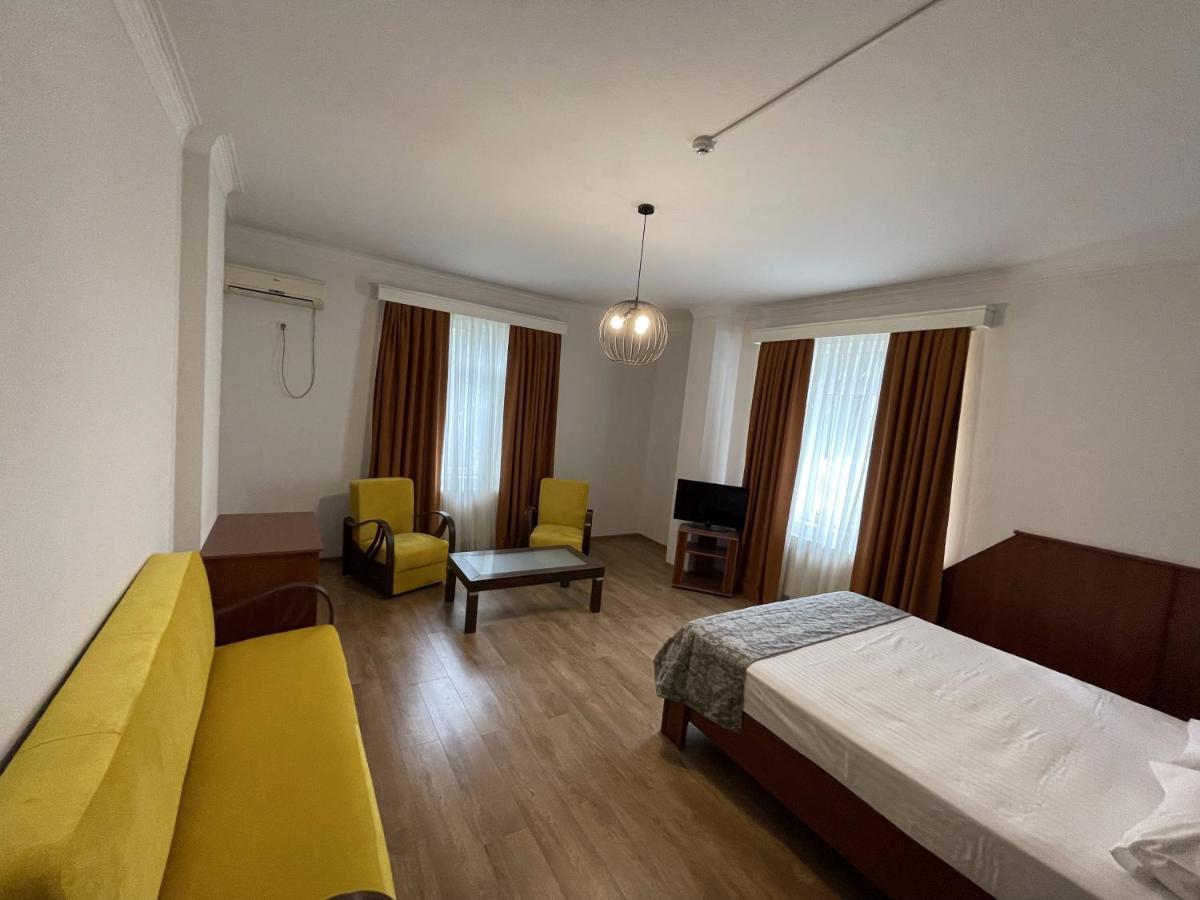 Aristocrat Hotel Tbilisi Bagian luar foto