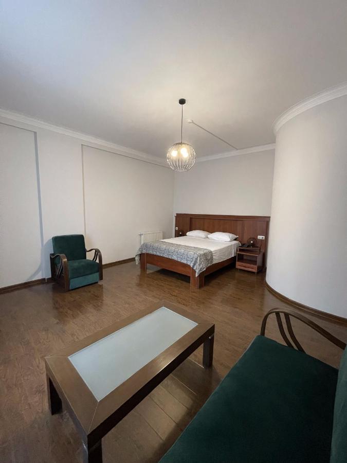 Aristocrat Hotel Tbilisi Bagian luar foto