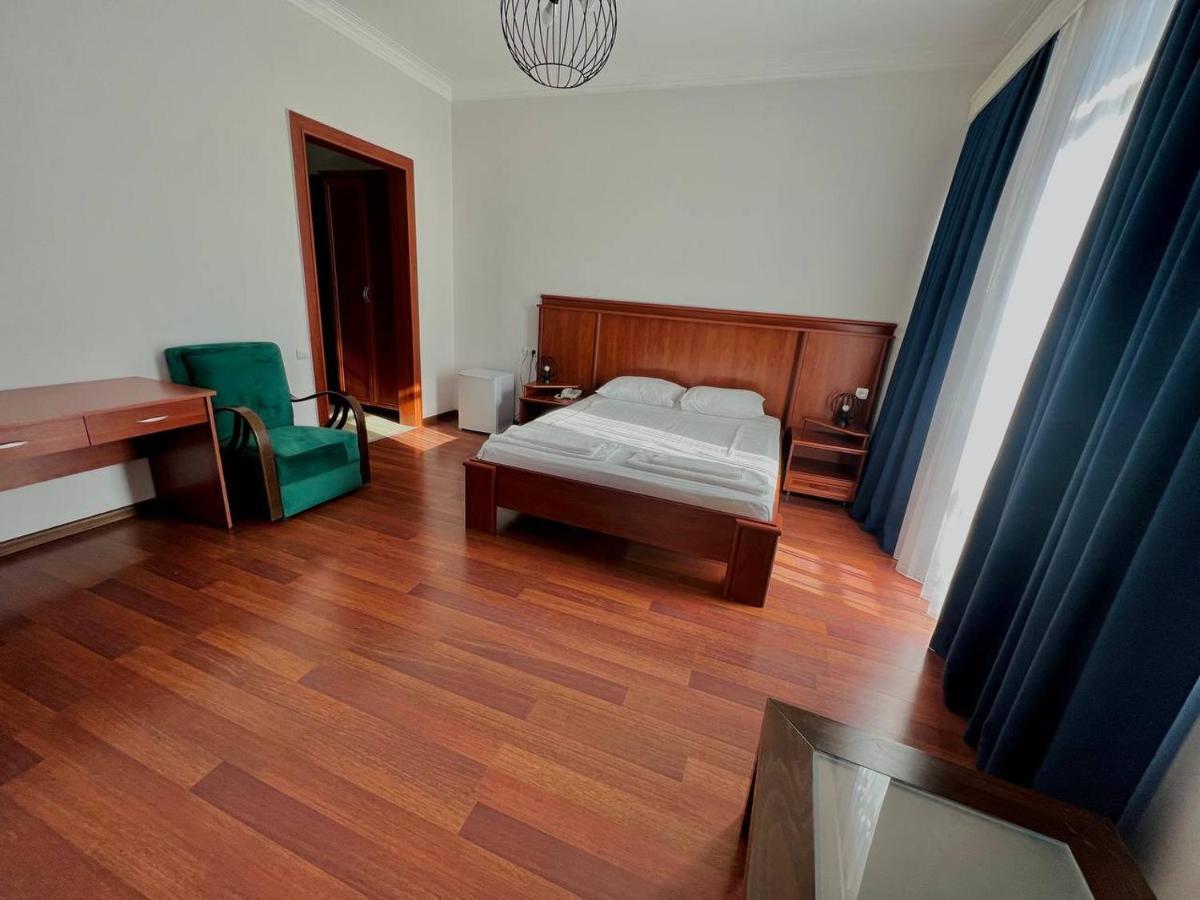 Aristocrat Hotel Tbilisi Bagian luar foto
