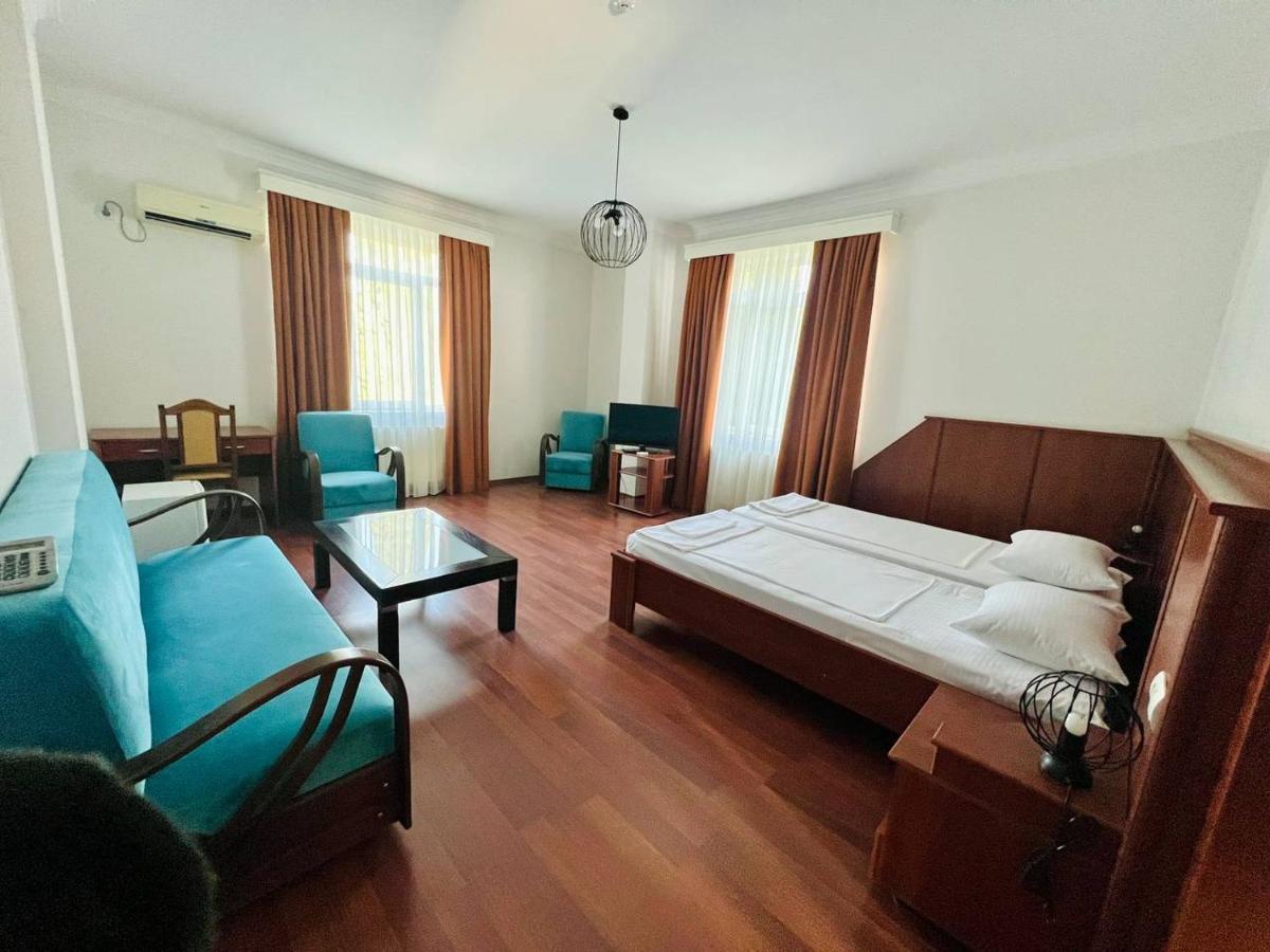 Aristocrat Hotel Tbilisi Bagian luar foto